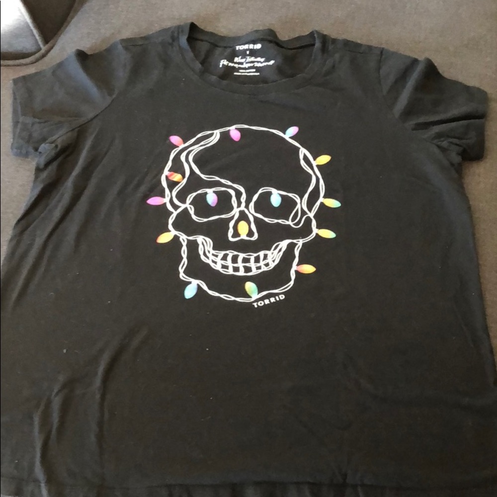 3 for 10$ Torrid size 1 skull Christmas tee shirt